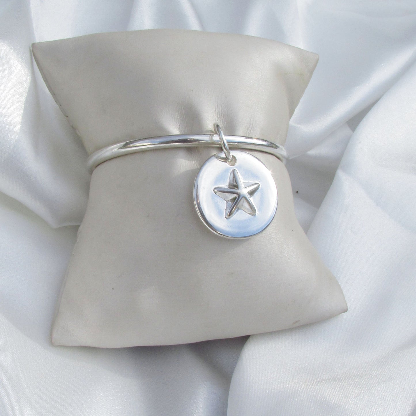 Bracelet Jonc médaille étoile en relief - Historia Jewelry