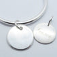 Jonc Jonc pendentif médaille avec gravure personnalisée - Historia Jewelry